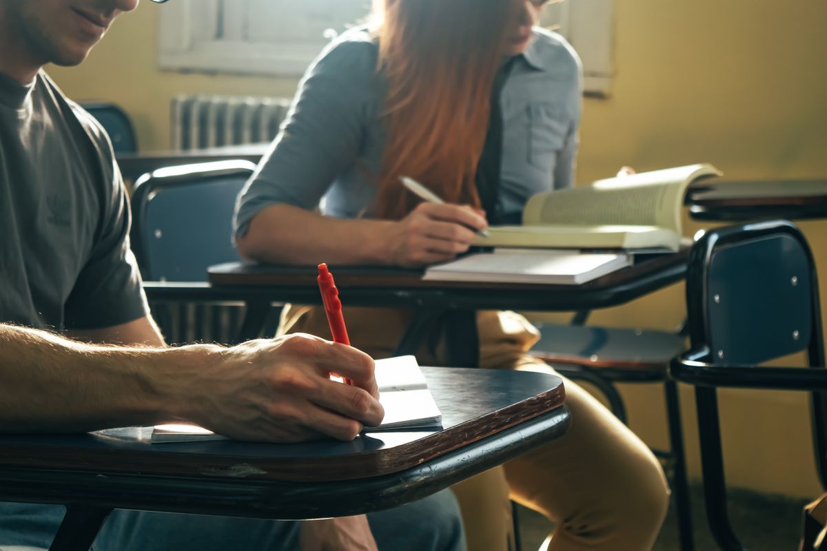 IELTS או TOEFL: איזה מבחן אנגלית מתאים לקבלה לאוניברסיטה? (2026)
