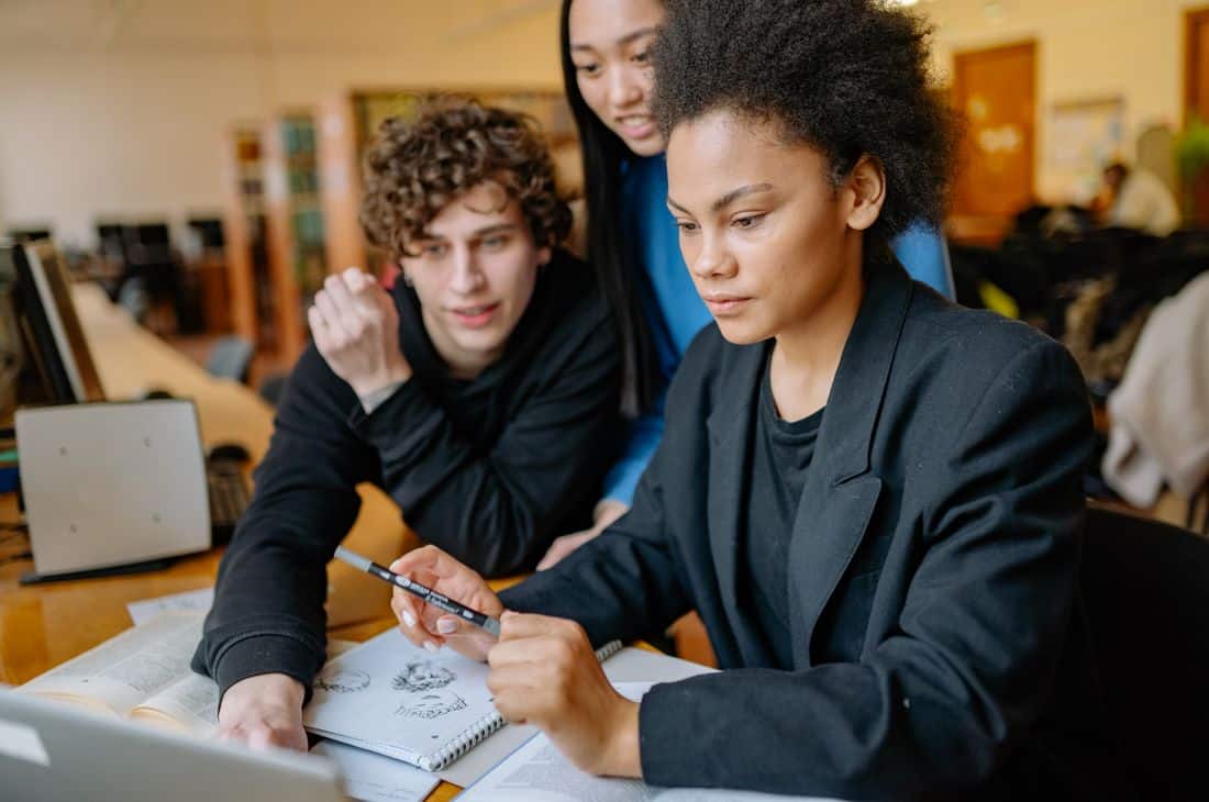 GMAT או GRE ל-MBA ב-2026: באיזה מבחן לבחור